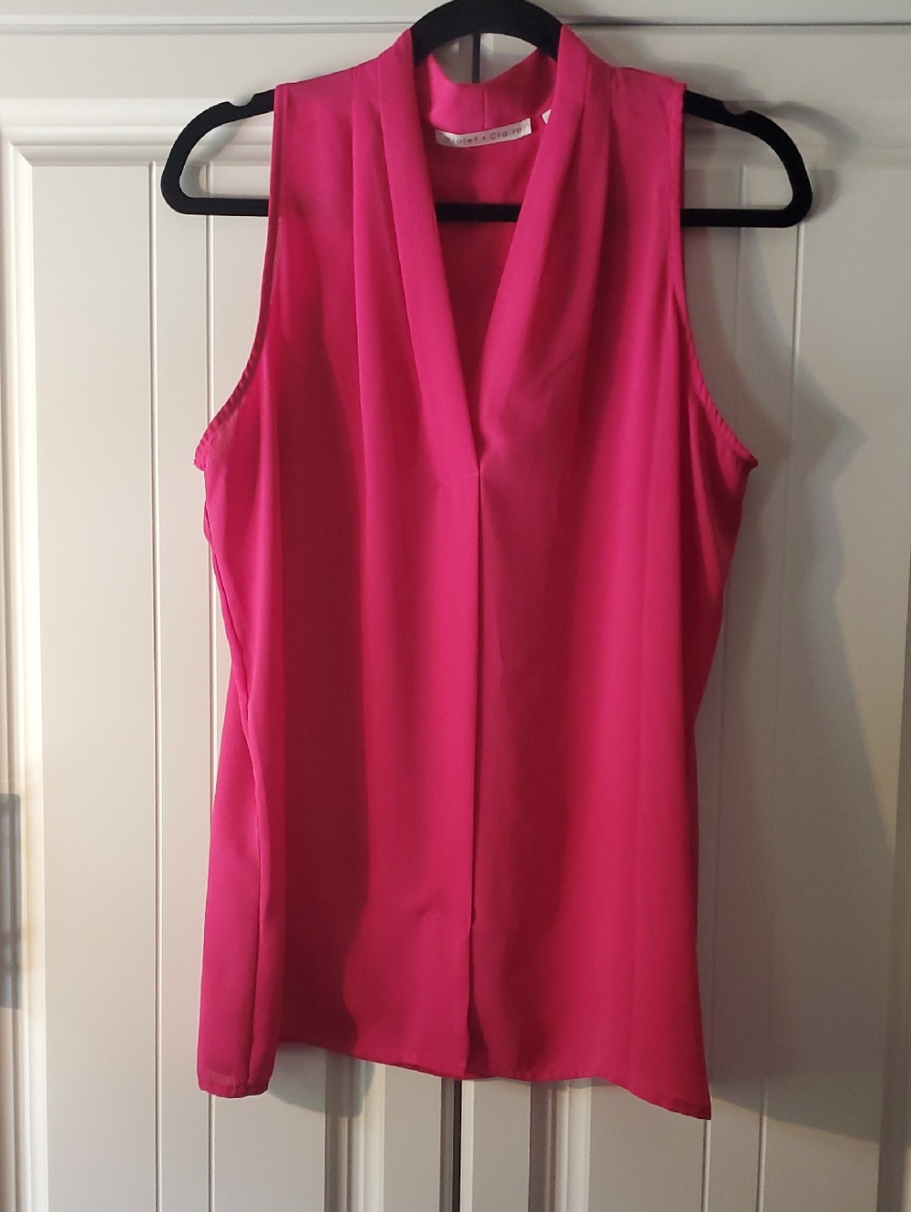 Violet & Claire Sleeveless V-Neck Camisole in Fuchsia